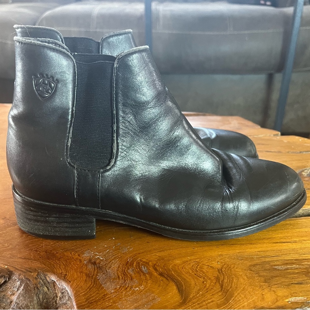 Ariat Leather Chelsea Ankle Boots Size 6 Pull-On Booties